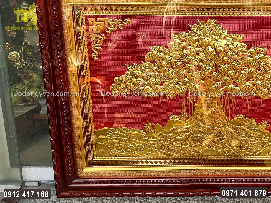 Nền tranh được sơn đỏ v&ocirc; c&ugrave;ng nổi bật
